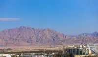 Mamad - Bright Eilat Escape with Balcony n Pool
