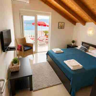 Family House with Pool & Sea View Rooms