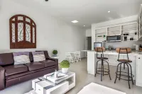 Dog-Friendly Suite with Kitchenette, Heated Outdoor Pool, Hot Tub, Private Patio - 2 tähden
