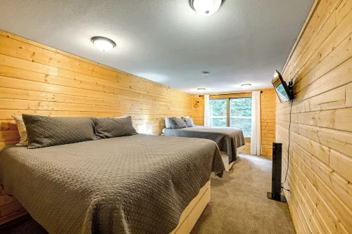 Group Escape w/ Hot Tub, 18 Mi to Bavarian Village - Homestays