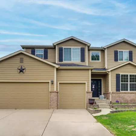 5 Mi to Barr Lake! Suburban Family Retreat