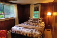 Historic Family Cabin Near Nisqually Entrance, Sleeps 3