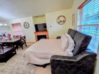 Single-Level Retreat-BBQ & King Bed!! Tesla Charger & Wifi! Pet-Friendly! - 3 stjerner