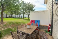 Walk to Ole Miss Stadium - Patio & Pool - Apartments