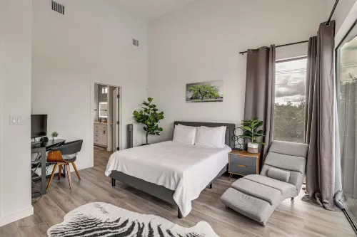 Sleek Home w/ Pool Overlooking Canyon Lake! - con encanto