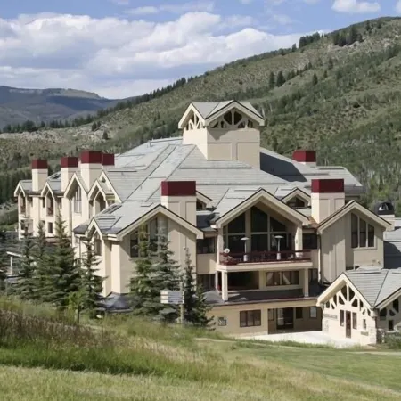 Strawberry Park Ski-in Ski-Out Condo Close to Chairlift