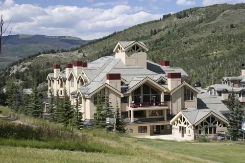Strawberry Park Ski-in Ski-Out Condo Close to Chairlift - Wifi