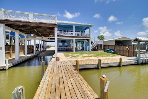 Waterfront Rockport Home w/ Deck & Boat Ramp! - สัตว์เลี้ยง