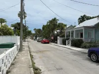 4 blocks from Duval and 7 blocks from the beach - 2 Sao