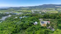 Hilltop Getaway with Huge Terrace - สระว่ายน้ำส่วนตัว