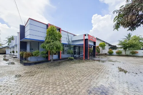RedDoorz at Labuhan Maringgai Lampung 2 - Hostales
