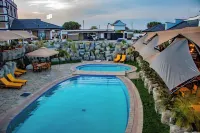 Avian Court Hotel - Pools