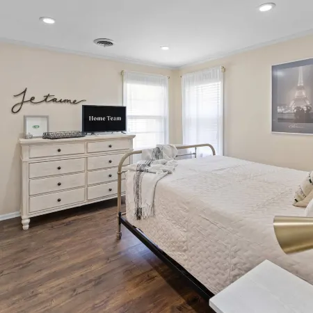 Modern Memphis Retreat - Sleeps 7 - Fireplace