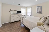 Modern Memphis Retreat - Sleeps 7 - Fireplace - Homestays
