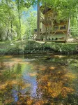 Creekside treehouse. with hot tub. - 3성급