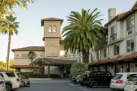 DoubleTree by Hilton Campbell - Pruneyard Plaza - parking