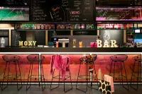 Moxy Outletcity Metzingen - Quầy Bar