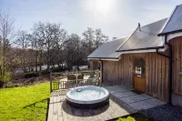 臨河美麗別墅，配有私人熱水浴缸(Beautiful river fronted house with private hot tub) - 別墅