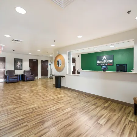 HomeTowne Studios by Red Roof St. Louis - Airport/ N Lindbergh