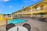 Scottish Inn and Suites Baytown - Pools