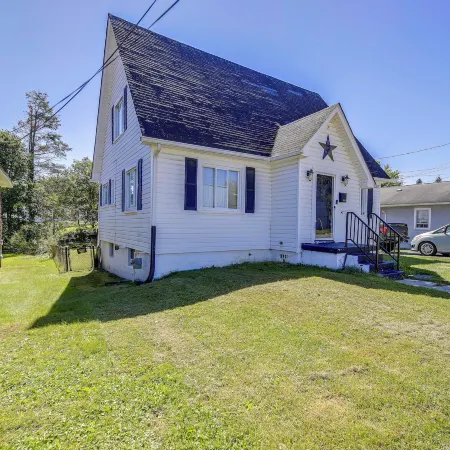 Couple's Welcome! Cozy Beckley Escape w/ Deck