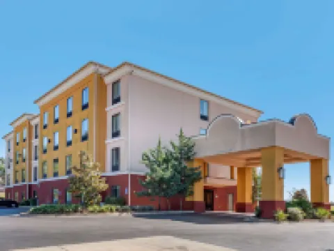 Comfort Inn & Suites Hotels in Clinton
