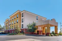 Comfort Inn & Suites Hotels near Mississippi College