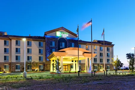 Holiday Inn Express & Suites Fresno Northwest-Herndon Отели рядом с достопримечательностью «Deran Koligian Stadium»