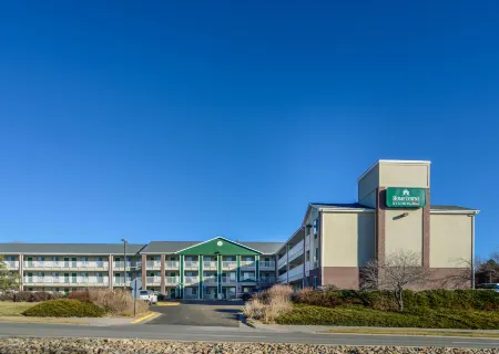 HomeTowne Studios Denver - Thornton Отели в г. Торнтон