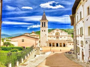 Central Spoleto Apartment + Large Terrace -in Midst of Shops, Bars + Restaurants