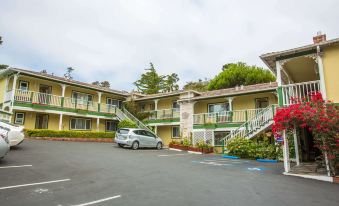 Carmel Inn & Suites