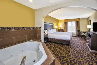 Holiday Inn Express & Suites Marysville Hotels in Marysville