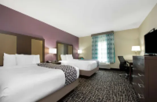 La Quinta Inn & Suites by Wyndham Lake Charles - Westlake - parking