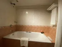 Golden Tulip Dar ES Salaam فنادق في دار السلام