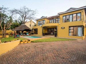 Room in Guest Room - Ezulwini Guest House - Executive Double Room with Pool View, 2 Guests in Balito