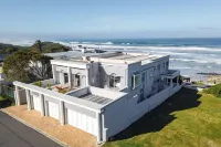Hermanus Beachfront Lodge - Solar Power Отели рядом с достопримечательностью «Grotto Beach»