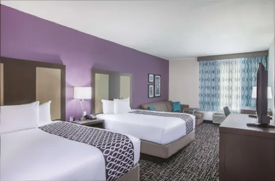 La Quinta Inn & Suites by Wyndham Lake Charles - Westlake - parking