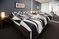 Honeysuckle Executive Suites Отели в г. Ньюкасл