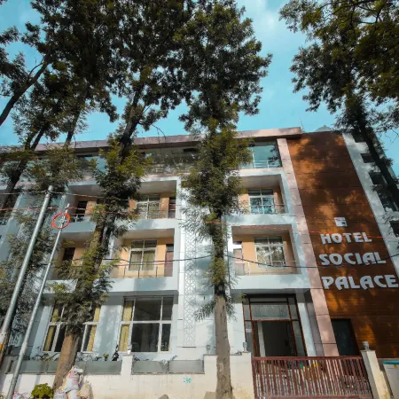 Hotel Social Palace, Chinyalisaur