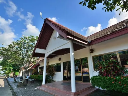 Alongkot Beach Resort Khanom Отели рядом с достопримечательностью «Wat Chan Thattharam»