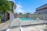 Econo Lodge Woodland Near I-5 - Pools