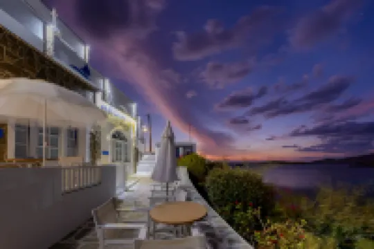 Vardia Bay Studios - parking