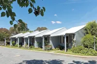 Canberra Ave Villas Hotels in Crestwood