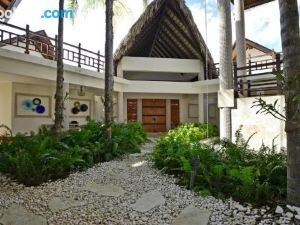 Ocean and Golf View 5-Bedroom Villa with Unique Tropical Style