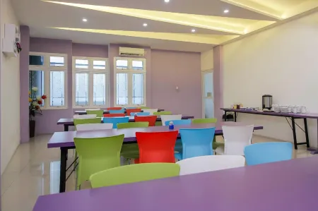 RedDoorz Plus Near Stasiun Bekasi