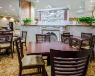 Sleep Inn & Suites and Conference Center Downtown - sarapan