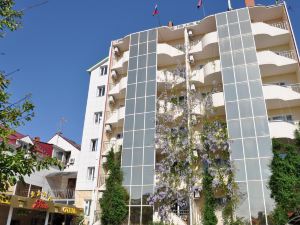 Hotel Grand Uyut