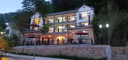 Luanchuan Lushuiwan Homestay Отели рядом с достопримечательностью «Bamboo Sea Wild Animal Park»