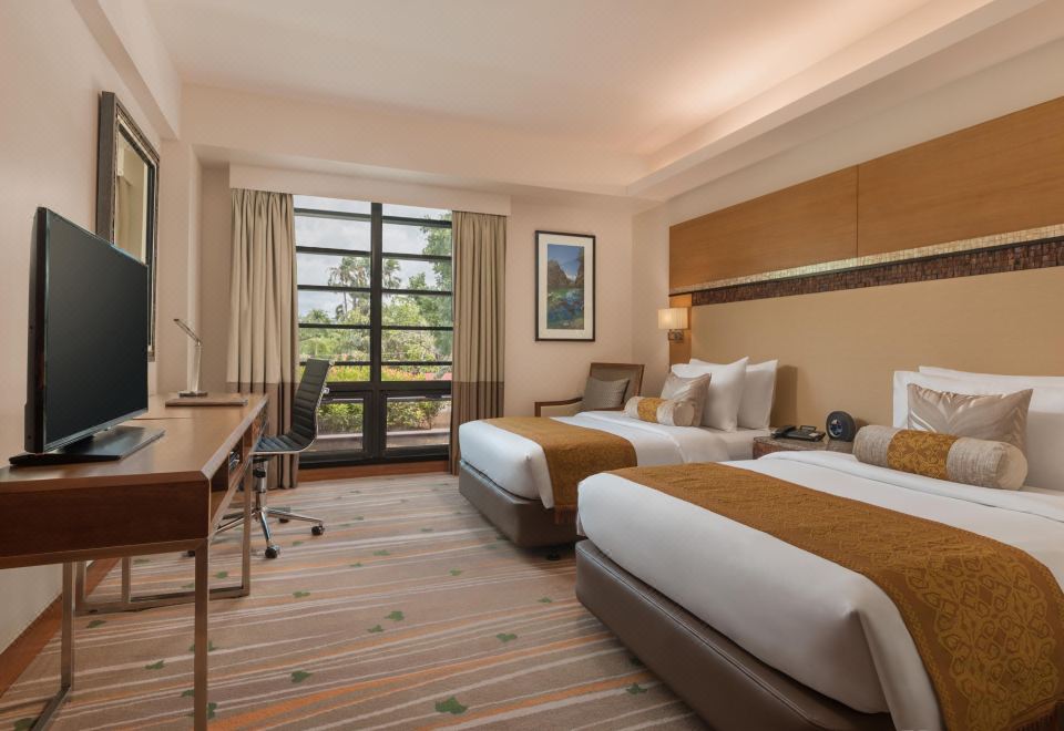 Best Western Plus The Ivywall Hotel의 깨끗한 실내 수영장