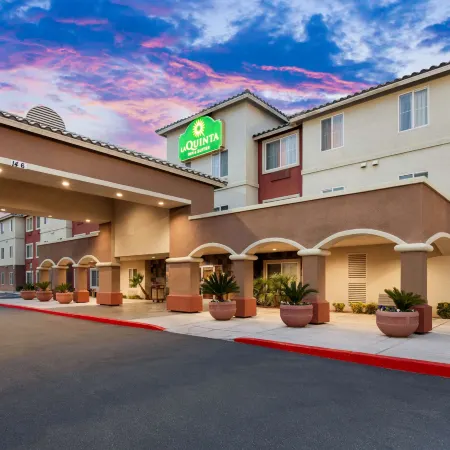 La Quinta Inn & Suites by Wyndham Las Vegas Red Rock Отели рядом с достопримечательностью «Поле для гольфа Durango Hills»